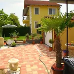 Yellow Apartmanhaz *