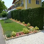 Yellow Apartmanhaz *