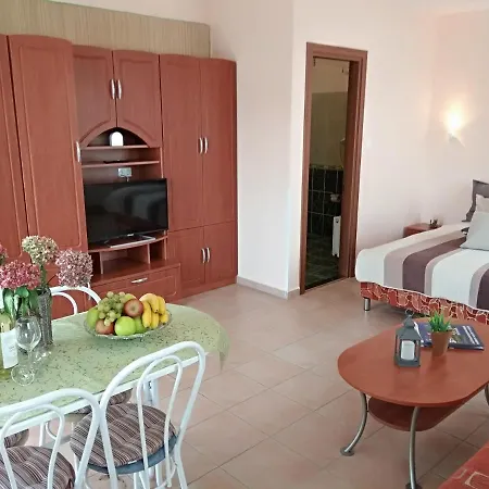 Yellow Apartmanhaz Buk