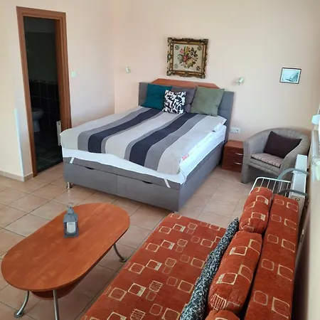 Yellow Apartmanhaz Διαμέρισμα Bük