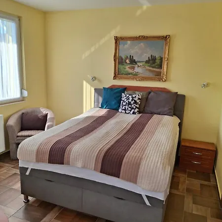 Yellow Apartmanhaz * Bük