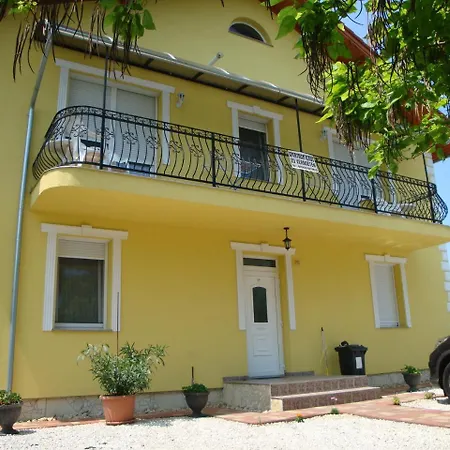 Yellow Apartmanhaz Apartment