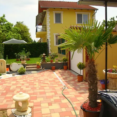 Yellow Apartmanhaz *