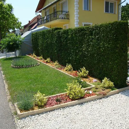 Yellow Apartmanhaz *