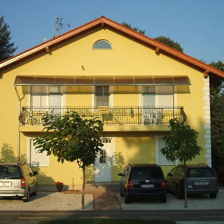 Apartment Yellow Apartmanhaz *