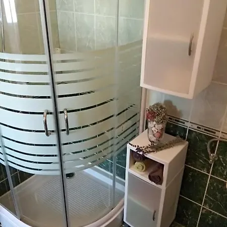 Yellow Apartmanhaz Buk