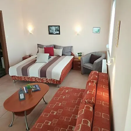 Yellow Apartmanhaz Buk
