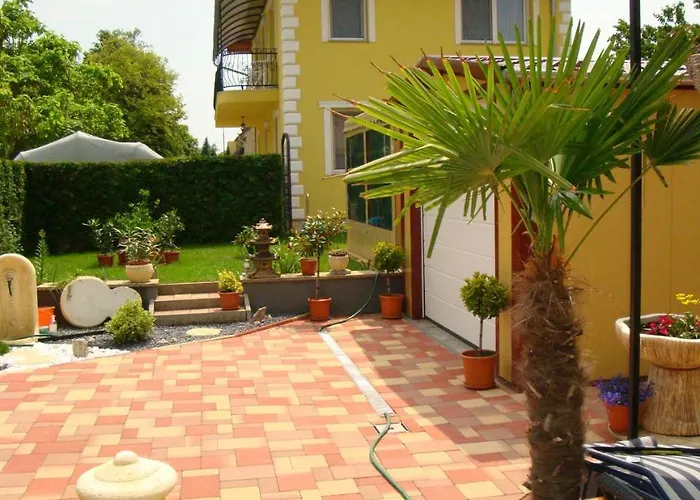 Yellow Apartmanhaz *